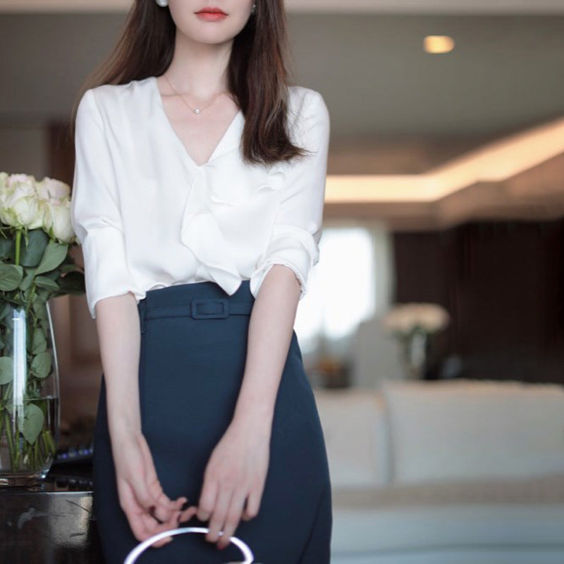 White-collar OL Designer Minimalist V-neck Fashionable Slightly Mature White Shirt In Solid Color